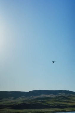 Tarlada turist sürmek için planör. İki koltuklu planör gökyüzünde uçuyor. Yüksek kalite fotoğraf