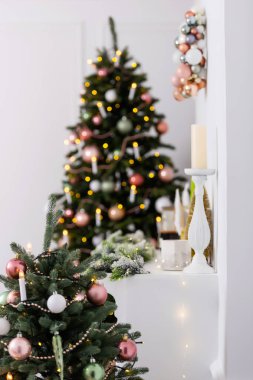 Beyaz şömine, üstünde Noel süsleri olan. Fotoğraf stüdyosunda sahte yeni yıl şöminesi. Yüksek kalite fotoğraf