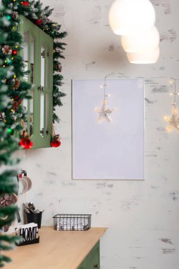 Tuğla duvardaki beyaz tuval kağıdı. Odada yeni yıl köşesi. Yüksek kalite fotoğraf