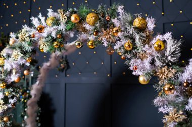 Mavi arka planda noel dalları olan yuvarlak bir bank. Yeni yıl fotoğraf bölgesi. Yüksek kalite fotoğraf