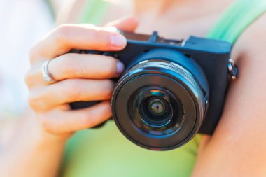 Bir insanın elinde küçük bir kamera. siyah dijital kamera. Yüksek kalite fotoğraf