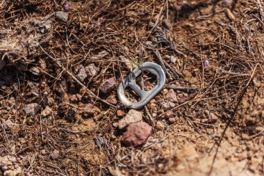 Doğada eski bir metal soda kapağı. Dağlarda turistleri kovalayan çöpler. Yüksek kalite fotoğraf