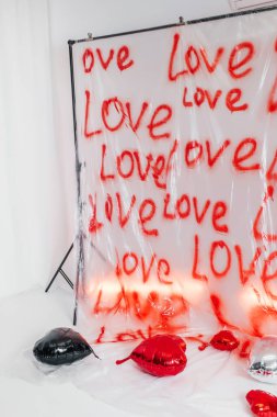 Aşk kelimesi plastik bir torbaya sprey boyayla yazılmış. Beyaz arka planda Sevgililer Günü için bölge. Yüksek kalite fotoğraf