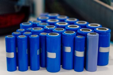 Motosikletler ve arabalar için lityum iyon pilleri. Elektrikli araçlar için mavi piller. Yüksek kalite fotoğraf