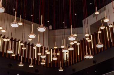 Sergi salonundaki ekolojik lambalar. delinmiş alüminyumun arka planında yuvarlak lambalar. Yüksek kalite fotoğraf