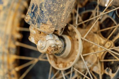 Kirli off-road dayanıklı motosiklet tekerleği. Off-road yarışından kalan toprak motosiklet lastiği. Yüksek kalite fotoğraf