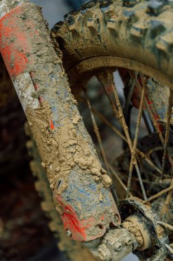 Kirli off-road dayanıklı motosiklet tekerleği. Off-road yarışından kalan toprak motosiklet lastiği. Yüksek kalite fotoğraf