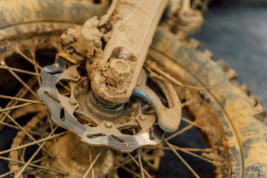 Kirli off-road dayanıklı motosiklet tekerleği. Off-road yarışından kalan toprak motosiklet lastiği. Yüksek kalite fotoğraf
