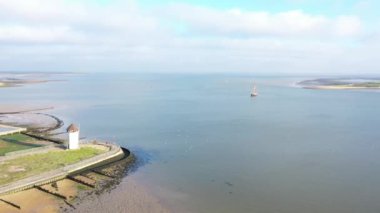 Günbatımında Brightlingsea deniz feneri kulesi, büyüleyici hafif deniz kıyısında özel bir gün, Essex, İngiltere, İngiltere