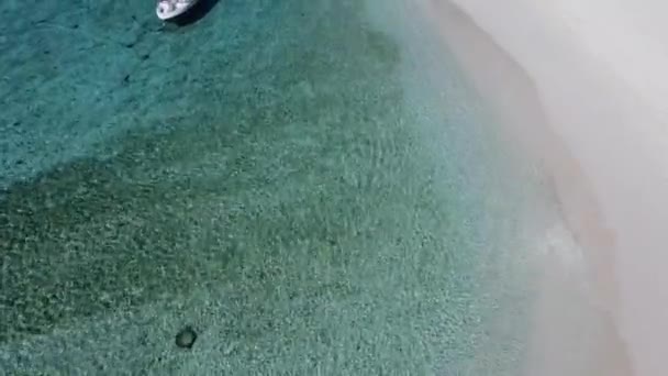 透明なターコイズブルーの海と熱帯のエキゾチックな島の湾に停泊高級ヨットの空中ドローンビデオ — ストック動画