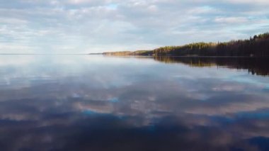 Yanisyarvi gölünün havadan görünüşü. Karelia, Rusya.