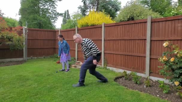 Kaukasische Junge Und Mutter Spielen Seinem Hinterhof Mit Einem Gartensprenger — Stockvideo