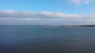 Güneşli deniz suyundaki klasik karavanda güzel bir hava manzarası. Manzaralı seyahat konsepti, Brightlingsea, Essex, İngiltere