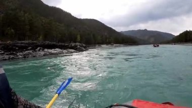 Dağ nehrinde rafting yaparken, teknelerde turistler bir dağ nehrinde rafting yaparken. Rusya, Sibirya, Altai dağları. 6 Eylül 2021