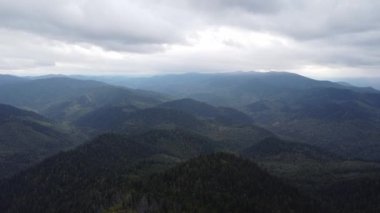Karlı Altai dağlarının güzel panoramik görüntüsü bulutlu arka planda zirve yapıyor. Kuzey Chuya sırtı.