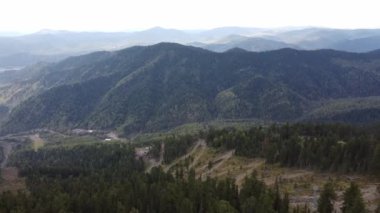 Karlı Altai dağlarının güzel panoramik görüntüsü bulutlu arka planda zirve yapıyor. Kuzey Chuya sırtı.