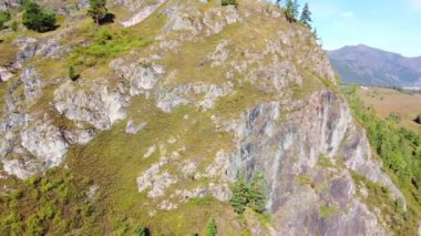 Karlı Altai dağlarının güzel panoramik görüntüsü bulutlu arka planda zirve yapıyor. Kuzey Chuya sırtı.