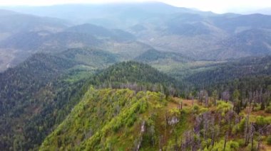 Karlı Altai dağlarının güzel panoramik görüntüsü bulutlu arka planda zirve yapıyor. Kuzey Chuya sırtı.
