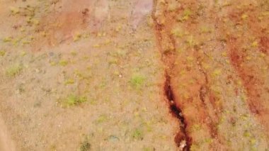 Yüzyıllardır Altai Dağları 'nda bulunan alışılmadık yerlerin ve renklerin havadan görünüşü, Altai, Rusya.