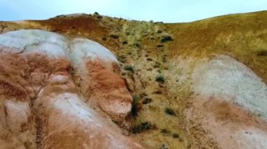 Yüzyıllardır Altai Dağları 'nda bulunan alışılmadık yerlerin ve renklerin havadan görünüşü, Altai, Rusya.