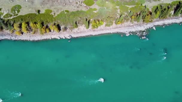 Воздух Над Бирюзовым Гейзером Озера Прозрачной Минеральной Водой Голубой Глиной — стоковое видео