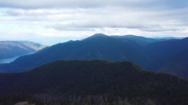 Karlı Altai dağlarının güzel panoramik görüntüsü bulutlu arka planda zirve yapıyor. Kuzey Chuya sırtı.