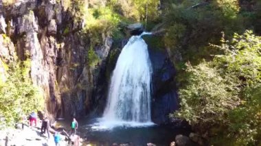 Şelale Kurkure, Altai, Sibirya, Rusya dağlarında. Gündüz vakti güzel bir yaz manzarası. Bir İHA 'dan hava görüntüsü