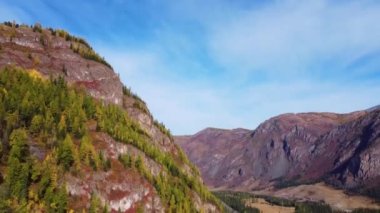 Yüzyıllardır Altai Dağları 'nda bulunan alışılmadık yerlerin ve renklerin havadan görünüşü, Altai, Rusya.