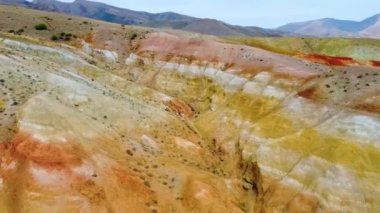 Yüzyıllardır Altai Dağları 'nda bulunan alışılmadık yerlerin ve renklerin havadan görünüşü, Altai, Rusya.