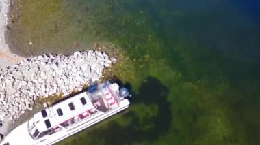 Turkuaz gayzer gölünün üzerinde şeffaf maden suyu ve göl yatağında mavi kil olan bir hava. Yeşil ormanla çevrili bir göl. Doğada güzellik