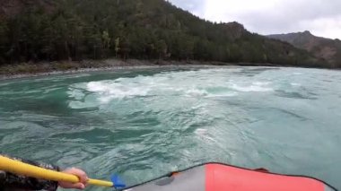 Dağ nehrinde rafting yaparken, teknelerde turistler bir dağ nehrinde rafting yaparken. Rusya, Sibirya, Altai dağları. 6 Eylül 2021