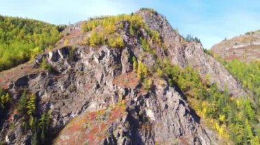 Yüzyıllardır Altai Dağları 'nda bulunan alışılmadık yerlerin ve renklerin havadan görünüşü, Altai, Rusya.