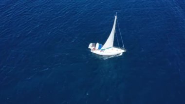 Zakynthos, Yunanistan 'da bir yelkenli yatının hava manzarası