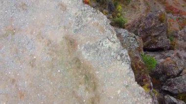 Karlı Altai dağlarının güzel panoramik görüntüsü bulutlu arka planda zirve yapıyor. Kuzey Chuya sırtı.