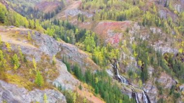Karlı Altai dağlarının güzel panoramik görüntüsü bulutlu arka planda zirve yapıyor. Kuzey Chuya sırtı.