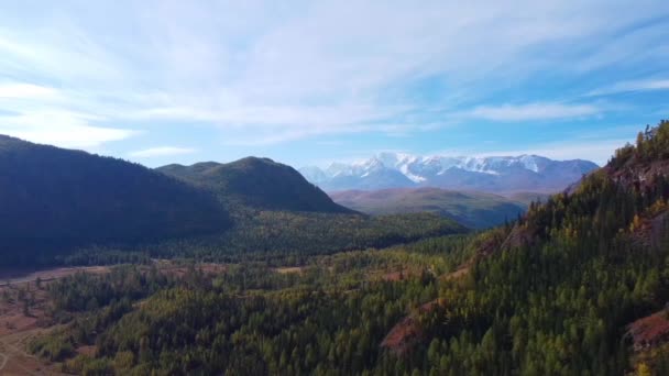 Karlı Altai Dağlarının Güzel Panoramik Görüntüsü Bulutlu Arka Planda Zirve — Stok video