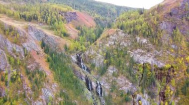Karlı Altai dağlarının güzel panoramik görüntüsü bulutlu arka planda zirve yapıyor. Kuzey Chuya sırtı.