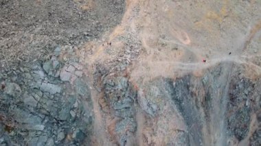 Karlı Altai dağlarının güzel panoramik görüntüsü bulutlu arka planda zirve yapıyor. Kuzey Chuya sırtı.
