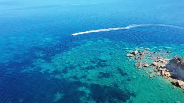チューブを牽引するモータボートの空中ビュー ギリシャのザキントス — ストック動画