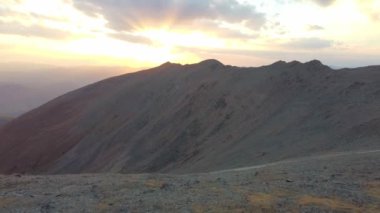 Yüzyıllardır Altai Dağları 'nda bulunan alışılmadık yerlerin ve renklerin havadan görünüşü, Altai, Rusya.