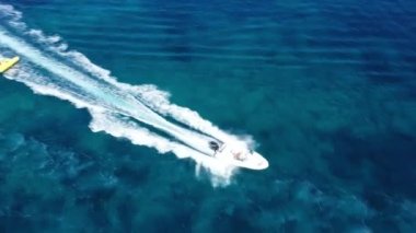 Motorlu bir teknenin tüpü çektiği hava görüntüsü. Zakynthos, Yunanistan