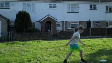 Genç çocuklar, kız ve erkek açık yeşil alanda frizbi oynuyorlar, Swanley, Kent