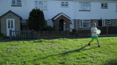 Genç çocuklar, kız ve erkek açık yeşil alanda frizbi oynuyorlar, Swanley, Kent