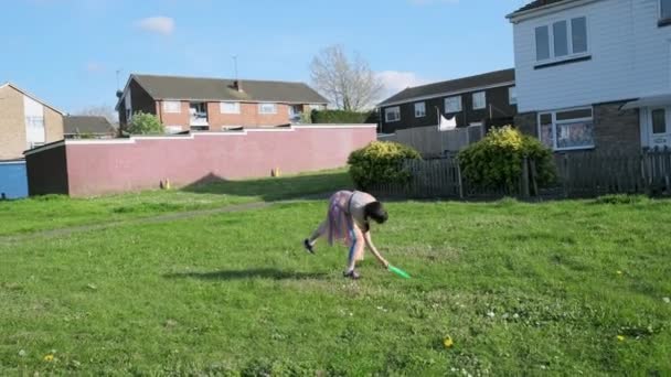 Les Jeunes Enfants Fille Garçon Jouent Frisbee Dans Espace Vert — Video