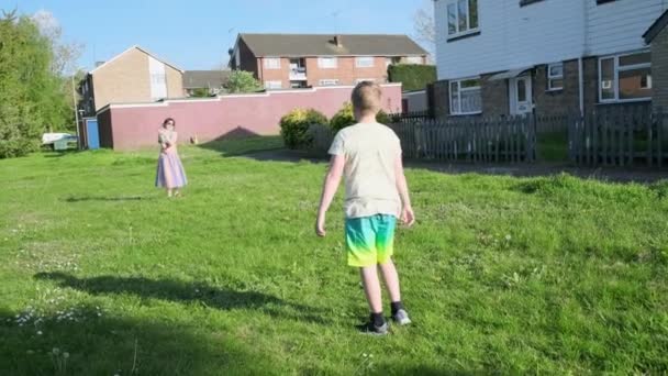 Små Barn Flicka Och Pojke Spelar Frisbee Det Öppna Grönområdet — Stockvideo