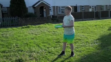 Genç çocuklar, kız ve erkek açık yeşil alanda frizbi oynuyorlar, Swanley, Kent