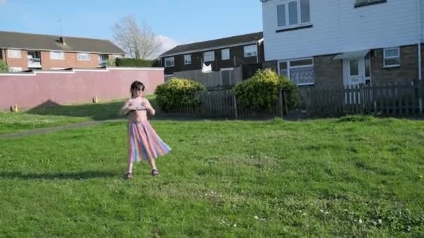 Bambini Piccoli Ragazza Ragazzo Stanno Giocando Frisbee Nell Area Verde — Video Stock
