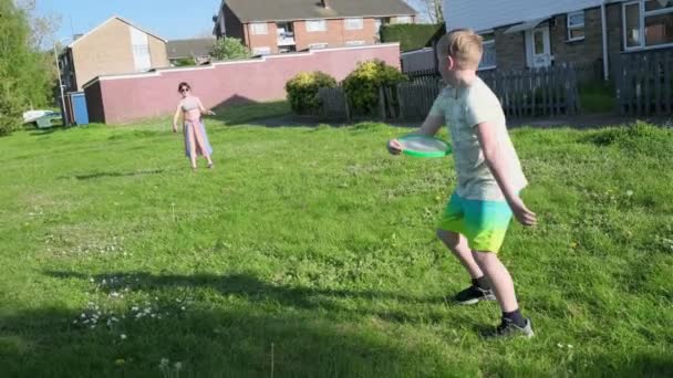 Los Niños Pequeños Niña Niño Están Jugando Frisbee Área Verde — Vídeos de Stock