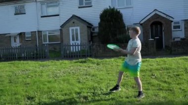 Genç çocuklar, kız ve erkek açık yeşil alanda frizbi oynuyorlar, Swanley, Kent