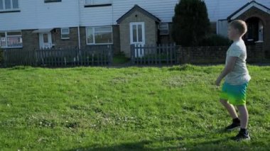 Genç çocuklar, kız ve erkek açık yeşil alanda frizbi oynuyorlar, Swanley, Kent